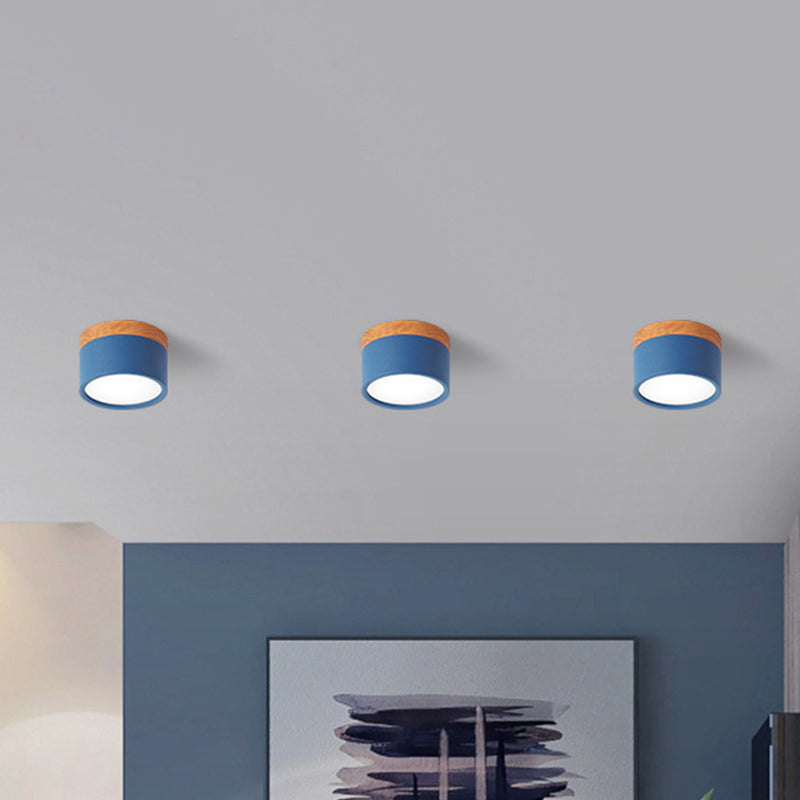 Recessed form for uncluttered ceilings