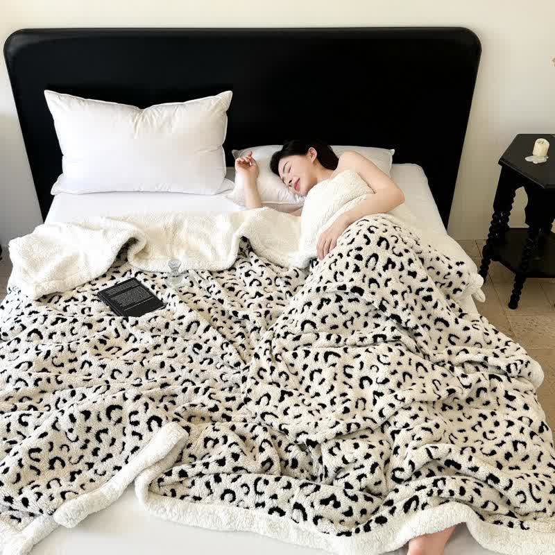 Nadine | Warm Weighted Blanket in Leopard Fleece for Bedroom