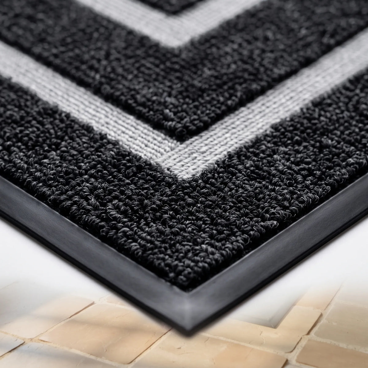 Estelle | Curved Thread Line Rug with Non-Slip Rubber Backing
