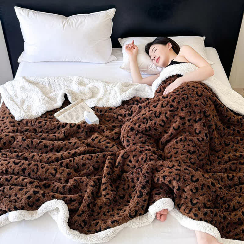 Nadine | Warm Weighted Blanket in Leopard Fleece for Bedroom