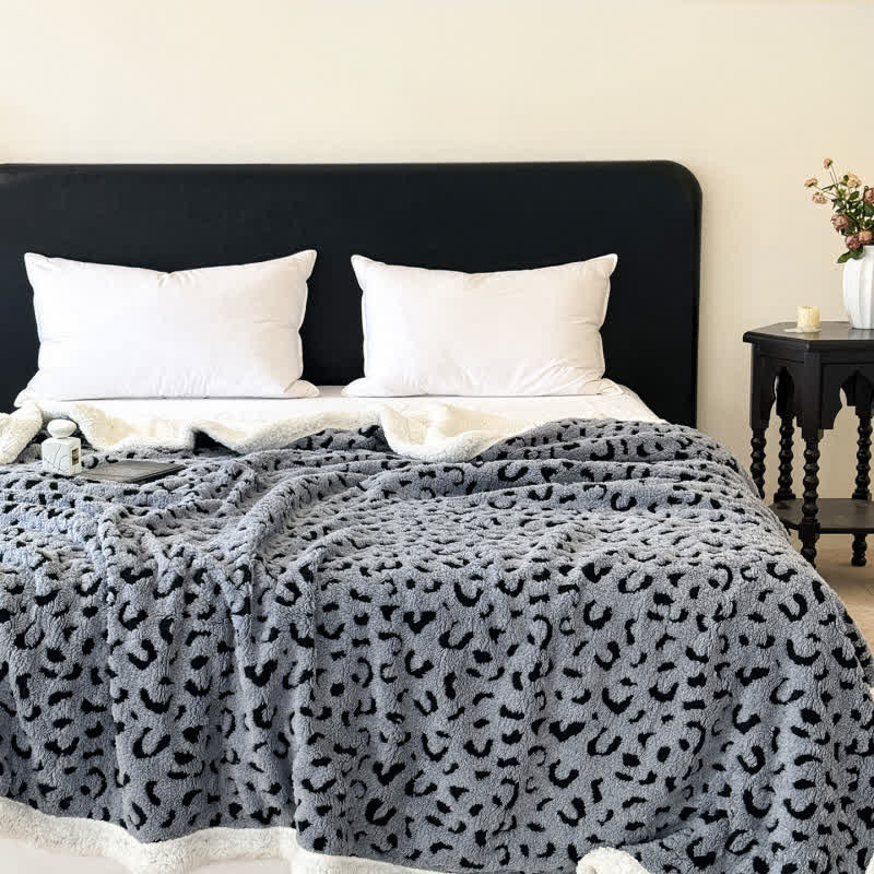 Nadine | Warm Weighted Blanket in Leopard Fleece for Bedroom
