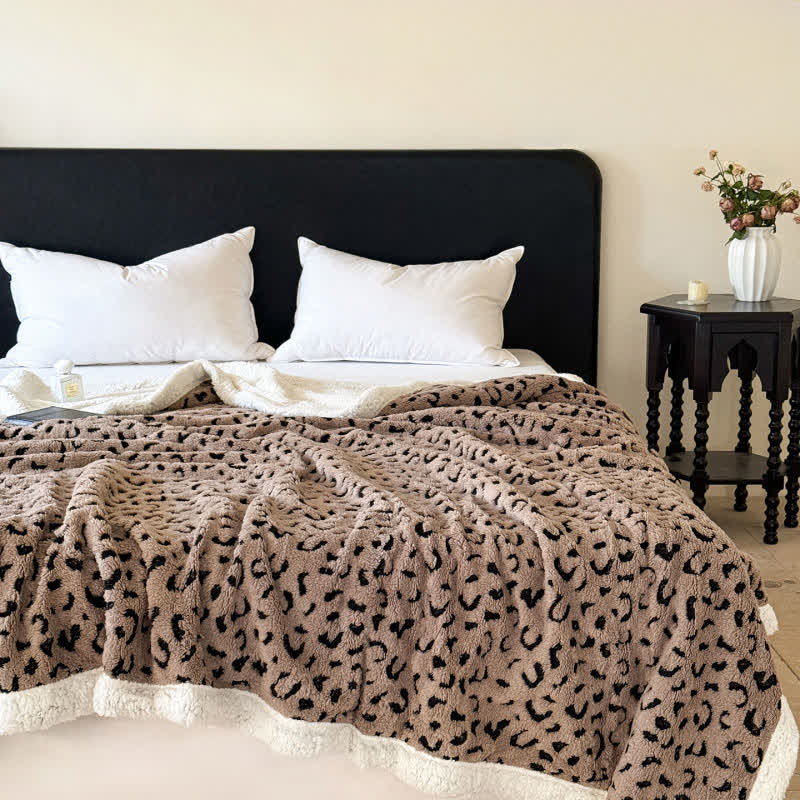 Nadine | Warm Weighted Blanket in Leopard Fleece for Bedroom