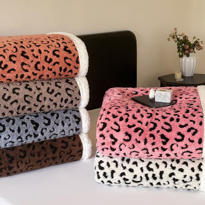 Nadine | Warm Weighted Blanket in Leopard Fleece for Bedroom