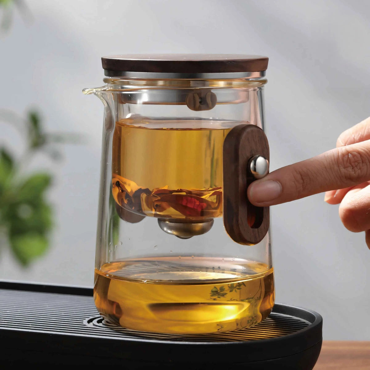 Built in filtration keeps leaves contained