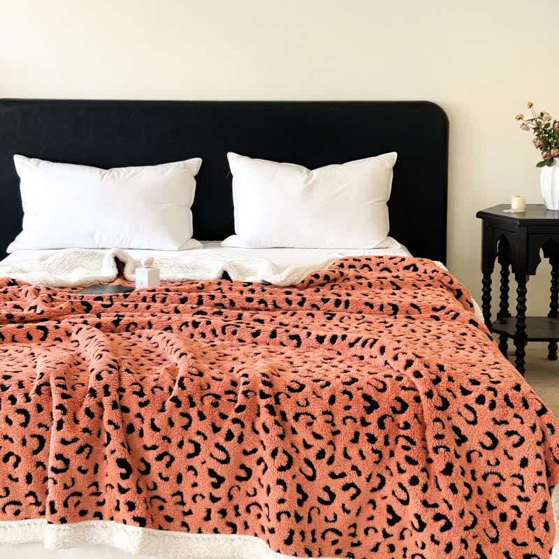 Nadine | Warm Weighted Blanket in Leopard Fleece for Bedroom