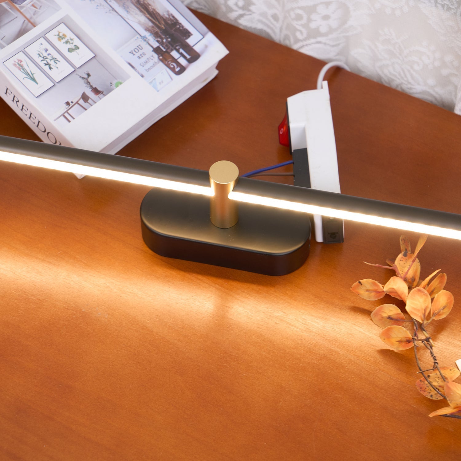Marlowe | Modern Wall Lamp with Linear Minimalist Design