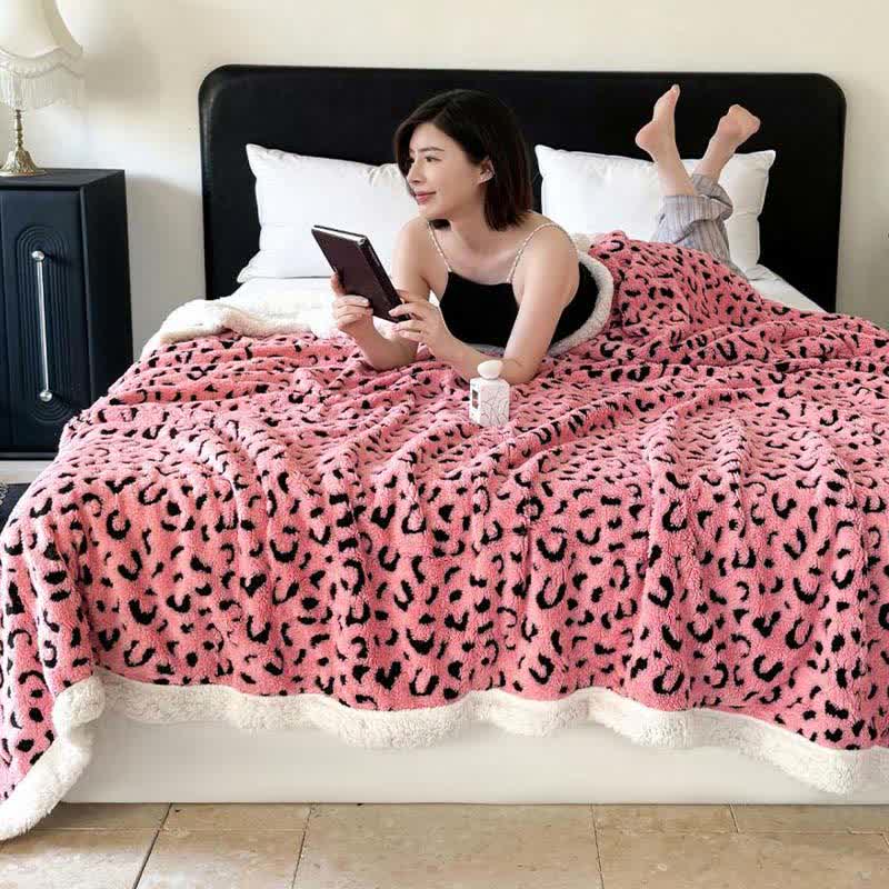 Nadine | Warm Weighted Blanket in Leopard Fleece for Bedroom