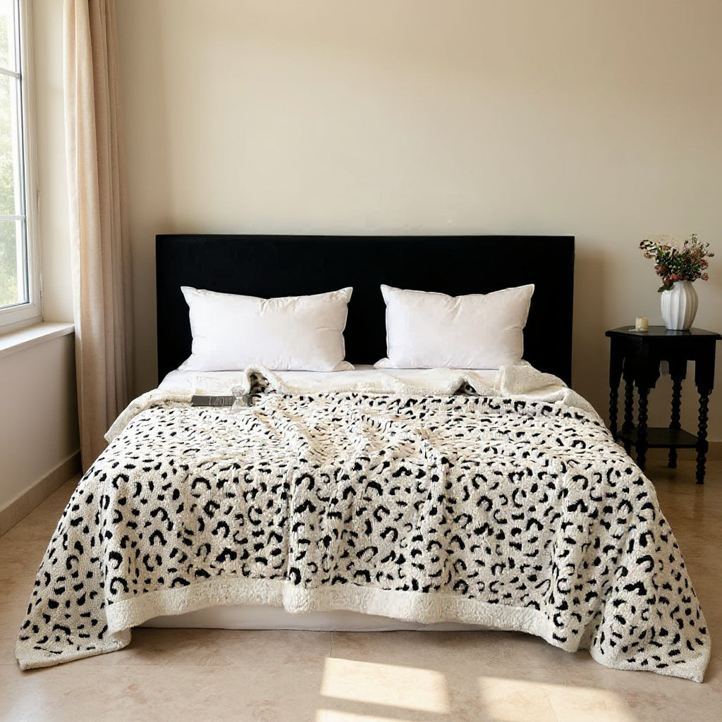 Nadine | Warm Weighted Blanket in Leopard Fleece for Bedroom