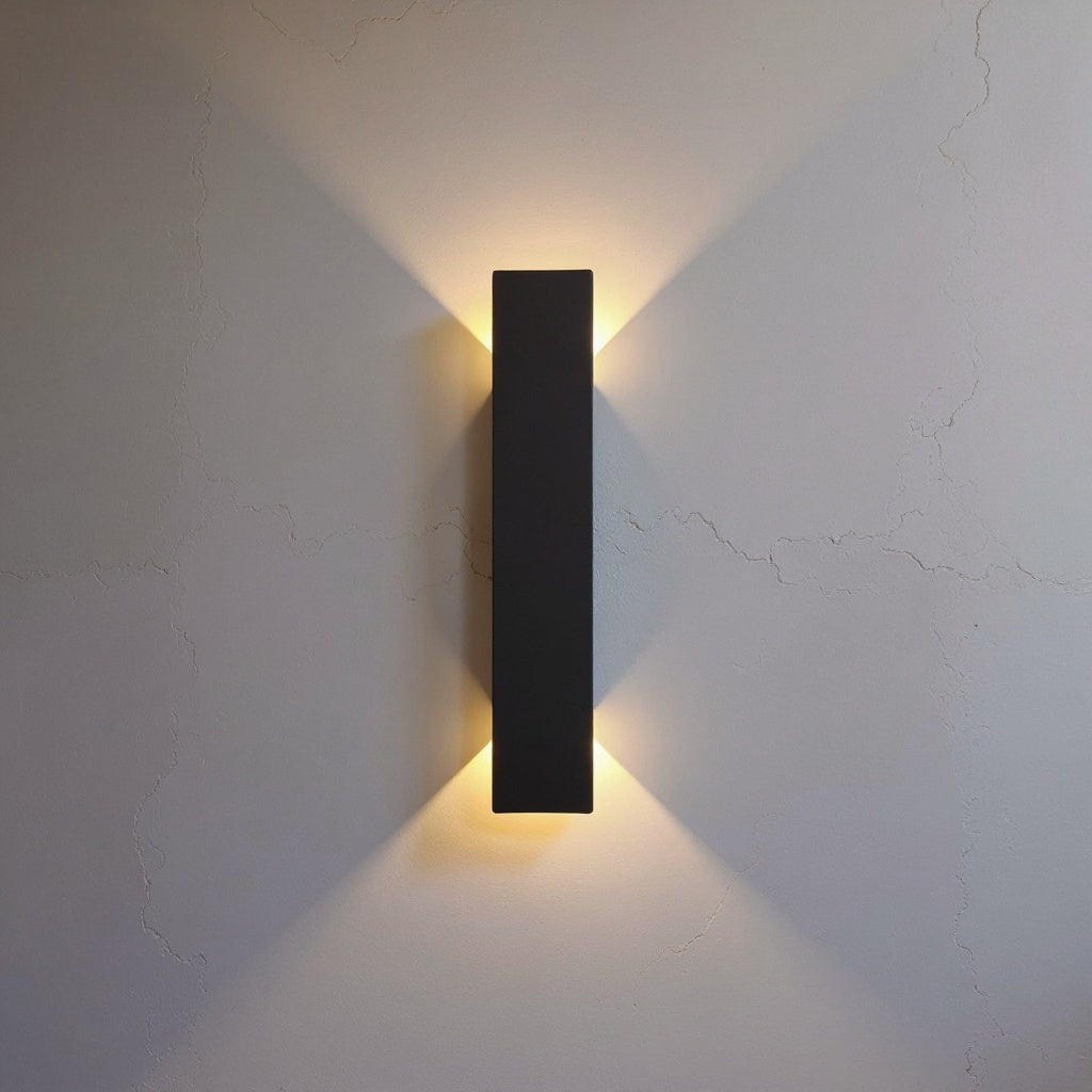 Xyrov | Outdoor Wall Light in Weather-Resistant Aluminium